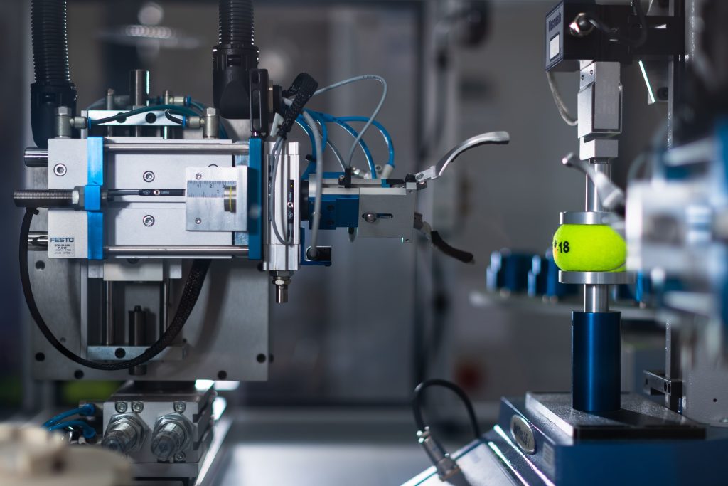 Konstrukteur bei der Arbeit an einer Automatisierungsanlage